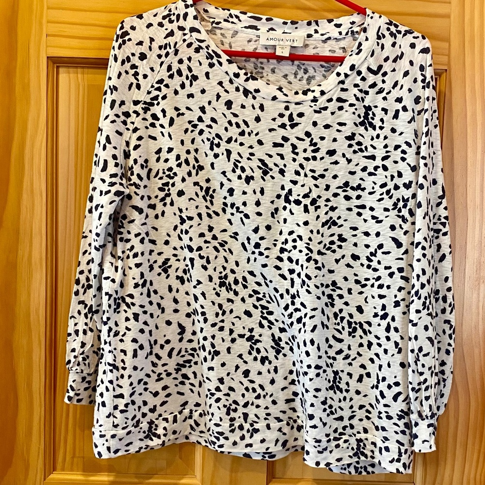 Amour Vert Long Sleeved White with Black patterned design Size L